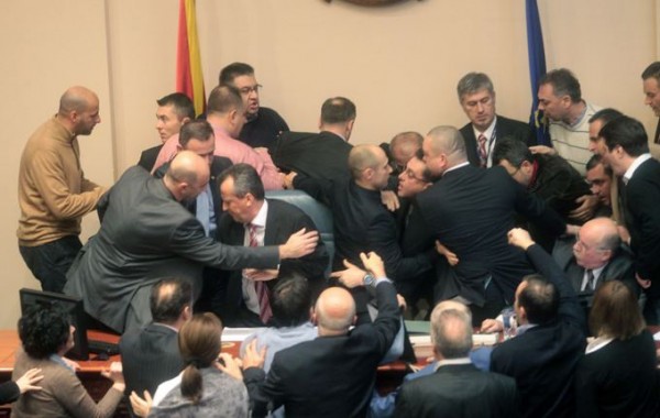 pestynes-makedonijos-parlamente-50d9979bca366