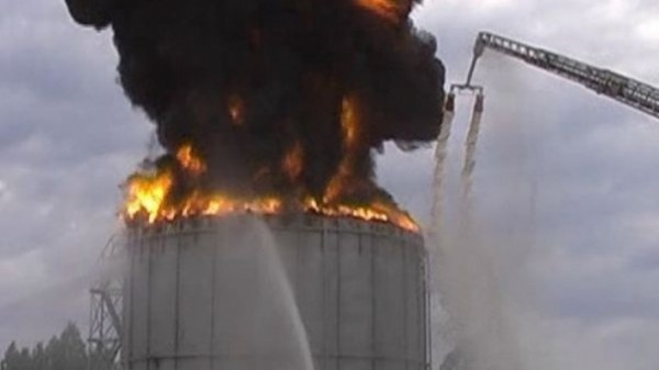 Горит резервуар с нефтью