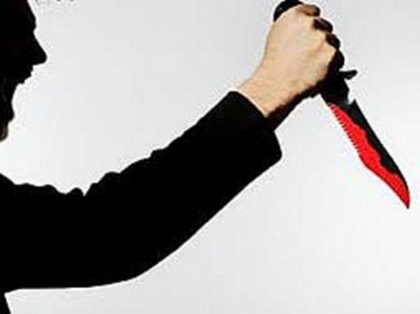 Накинулся с ножом