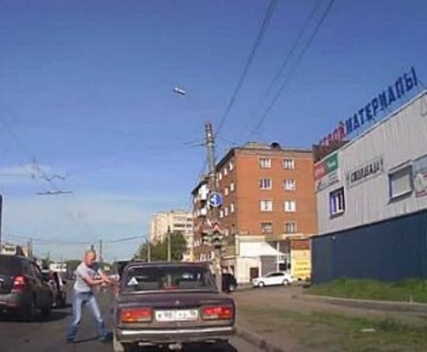 Напал с топором