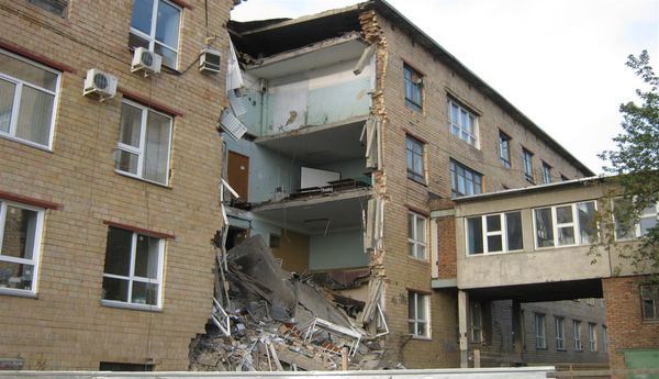 Стена обрушилась