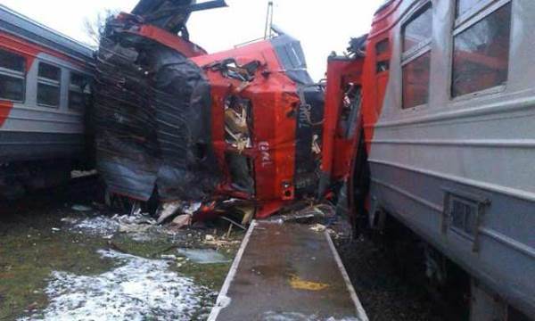 Поезд столкнулся с электричкой