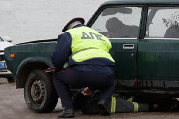 ДПС под авто попал