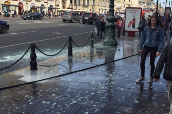 тротуар забрызган краской