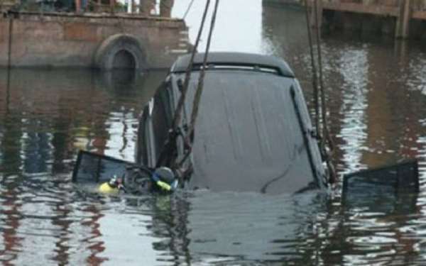 утонувшее авто