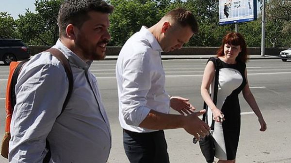 Навального забросали яйцами