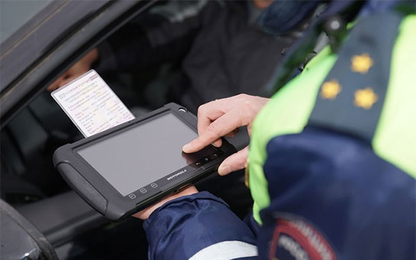 Участковые смогут проверить информацию об угнанном автомобиле с помощью планшета