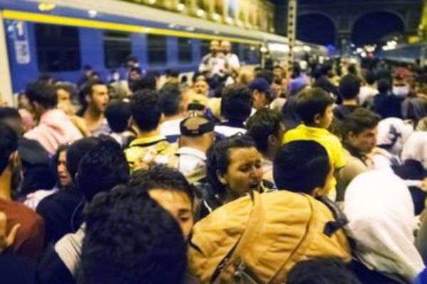 Полиция Венгрии не пропускает журналистов к поезду с мигрантами