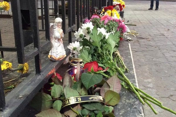 цветы у посольства РФ