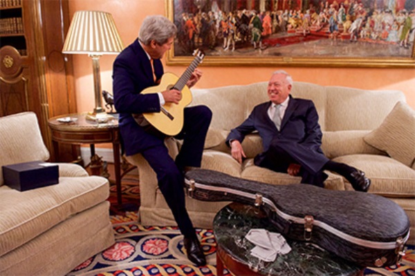 Джон Керри с гитарой