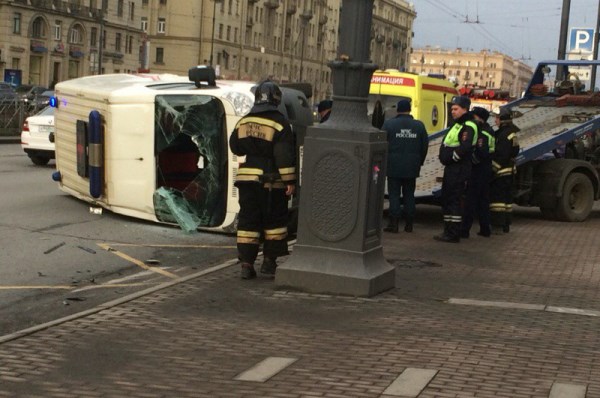 Автомобиль «скорой помощи» опрокинулся после ДТП в Петербурге