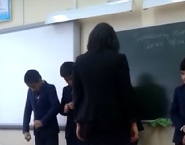 учительница бьет учеников