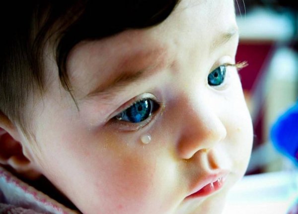 ребенок плачет