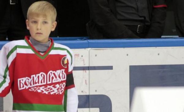 Коля Лукашенко играет в любительский хоккей под номером 1, как и отец