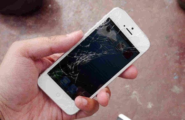 разбитый iPhone 