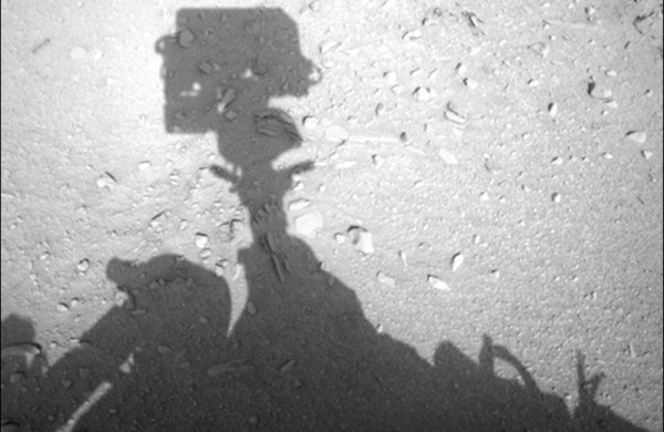 Марс, тень человека в скафандре